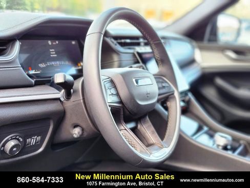 Used 2024 Jeep Grand Cherokee L Limited w/ Luxury Tech Group II image 20