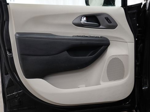 Certified 2024 Chrysler Pacifica Touring-L image 17