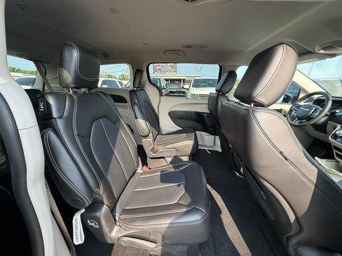 Used 2024 Chrysler Pacifica Touring-L FWD image 15