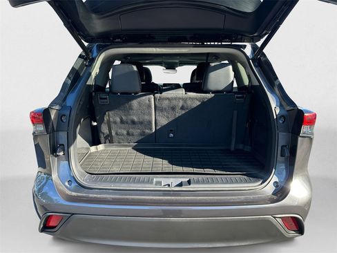 Used 2021 Toyota Highlander XLE image 13