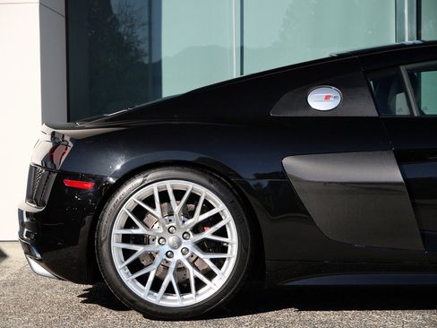 Used 2017 Audi R8 V10 w/ Carbon Exterior Package image 12