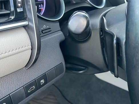 Used 2018 Toyota Camry SE image 16