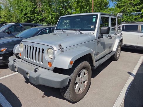 Used 2007 Jeep Wrangler Unlimited Sahara w/ Dual Top Group AWD/4WD image 9