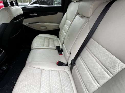Used 2018 Kia Sorento SX image 32