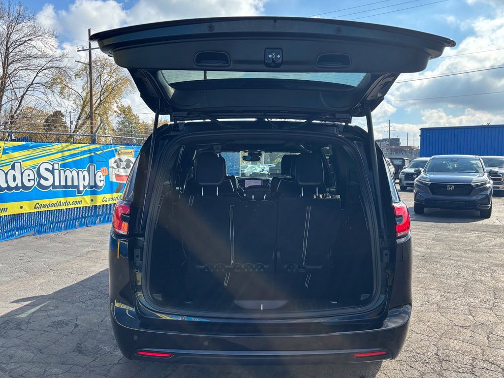 Used 2025 Chrysler Pacifica Limited FWD image 4