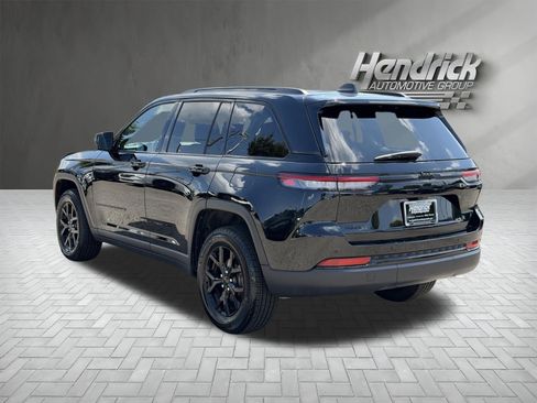 Used 2025 Jeep Grand Cherokee Altitude AWD/4WD image 8
