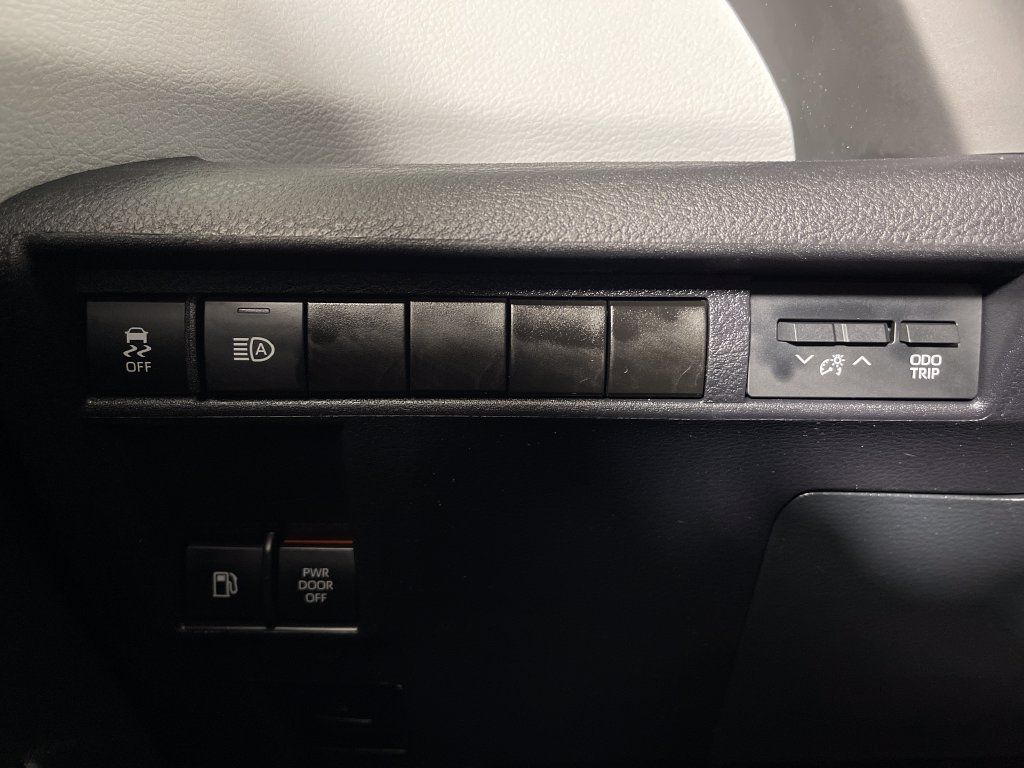 Certified 2025 Toyota Sienna XLE FWD image 28