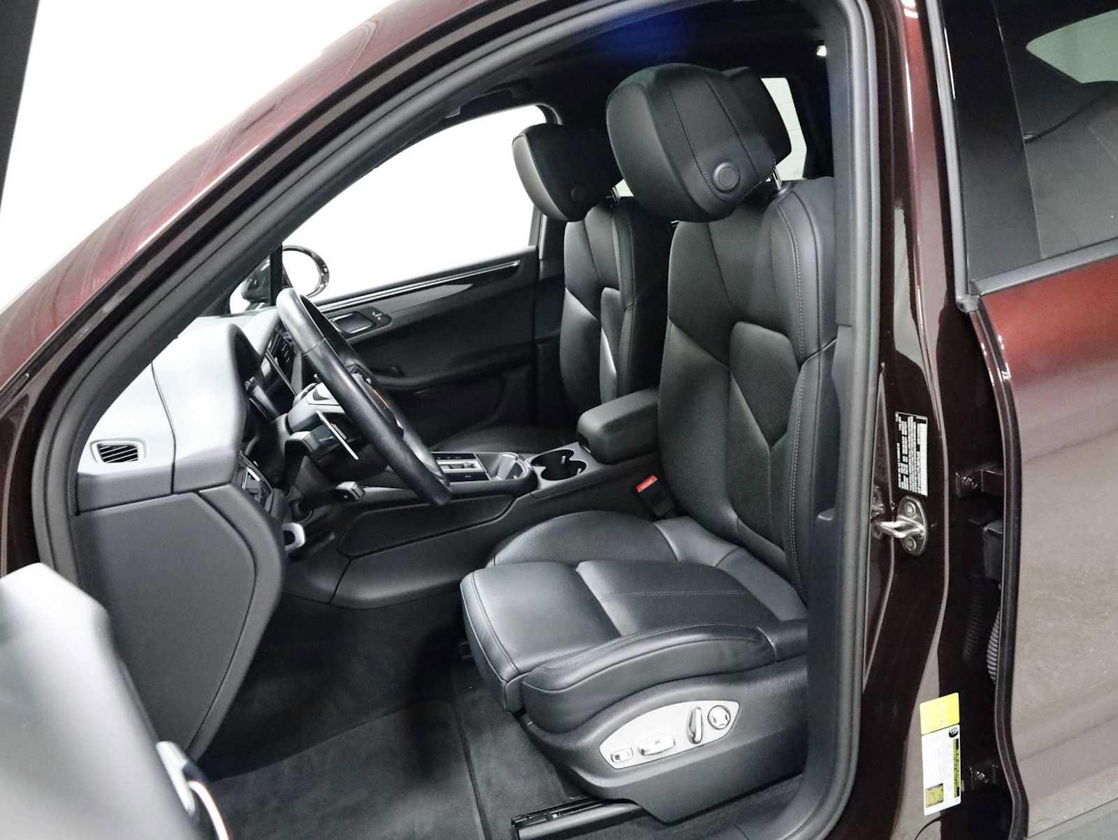 Certified 2023 Porsche Macan Turbo AWD/4WD image 6