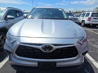 Used 2023 Toyota Highlander LE FWD video 3