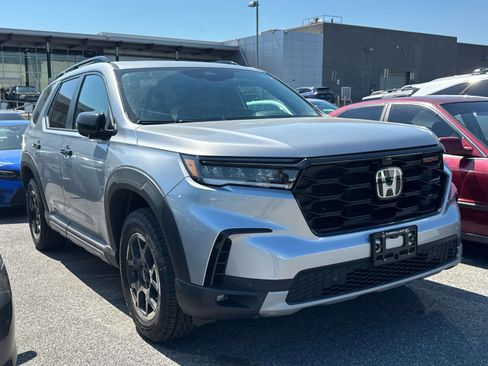 Certified 2025 Honda Pilot TrailSport image 3