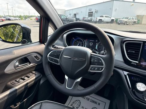 Used 2026 Chrysler Pacifica Limited FWD image 17