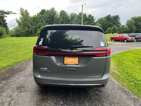 Used 2024 Chrysler Pacifica Touring-L FWD image 4