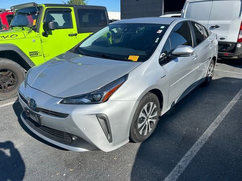 Used 2020 Toyota Prius LE image 2