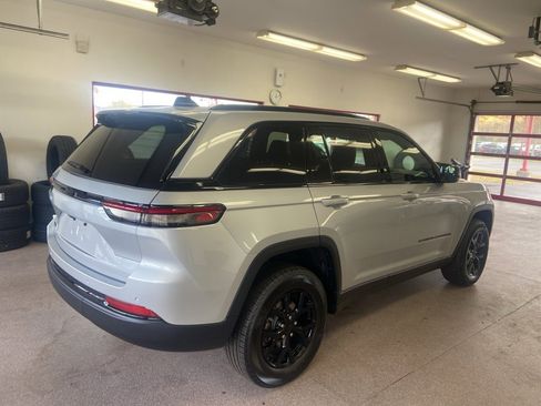 New 2025 Jeep Grand Cherokee Altitude image 16