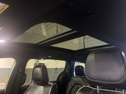 Used 2025 Chrysler Pacifica Limited image 29