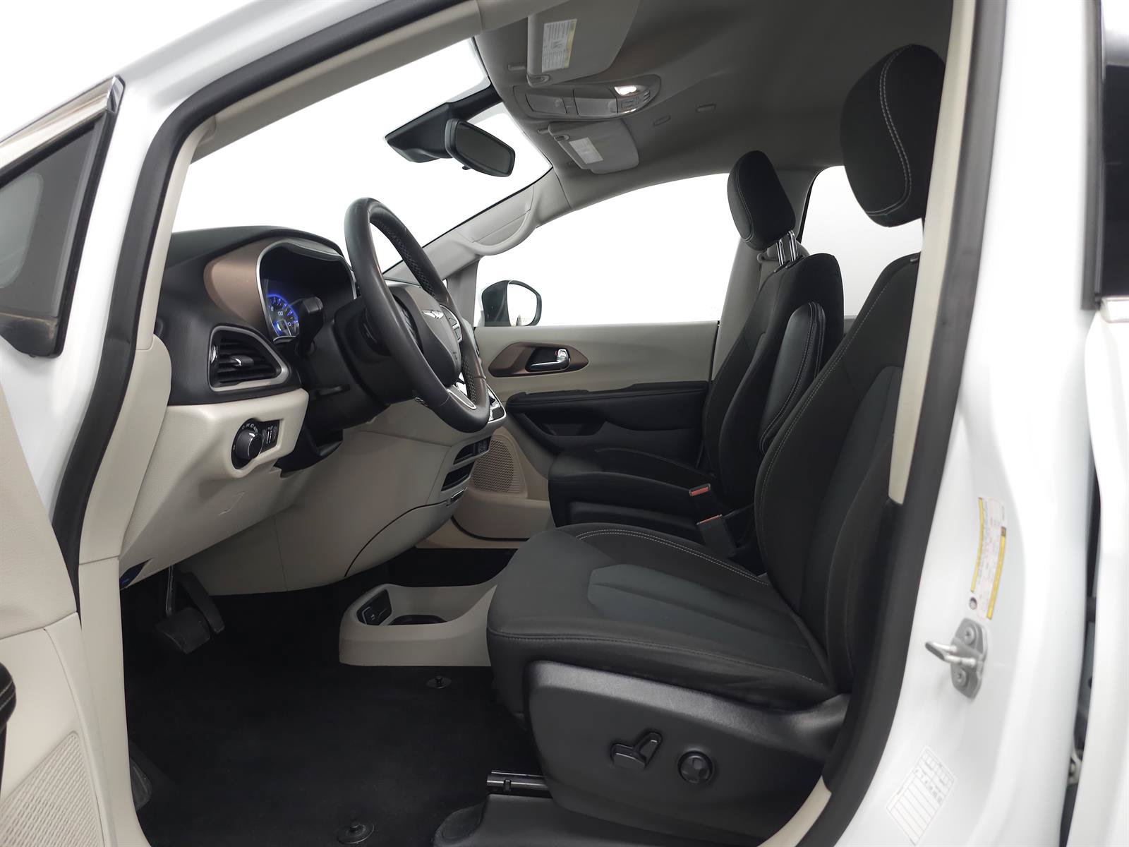 Used 2023 Chrysler Voyager LX FWD image 4