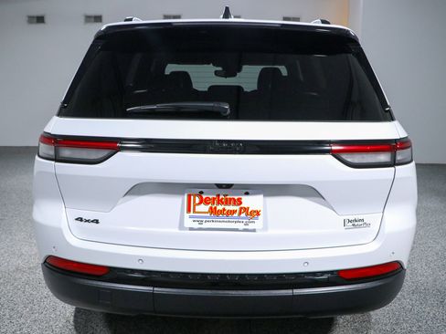Used 2023 Jeep Grand Cherokee Altitude AWD/4WD image 8