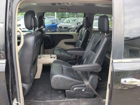 Used 2014 Chrysler Town & Country Touring w/ Driver Convenience Group FWD image 4