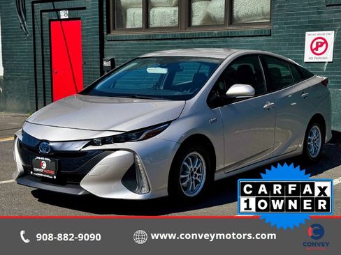 Used 2017 Toyota Prius Prime Premium w/ Preferred Accessory Package FWD image 1