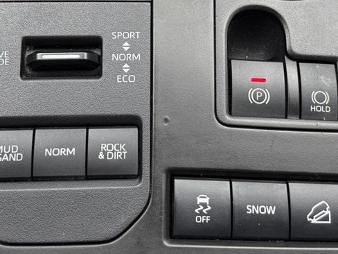 Used 2020 Toyota Highlander XLE AWD/4WD image 25