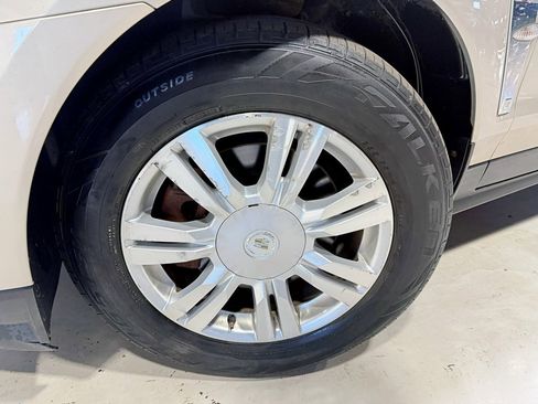 Used 2010 Cadillac SRX Luxury image 2