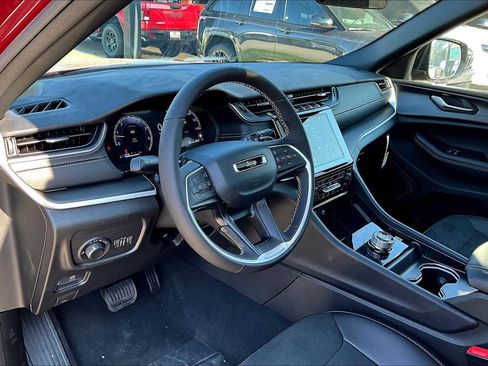 New 2025 Jeep Grand Cherokee Altitude image 9