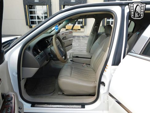 Used 2003 Lincoln Town Car Executive image 20
