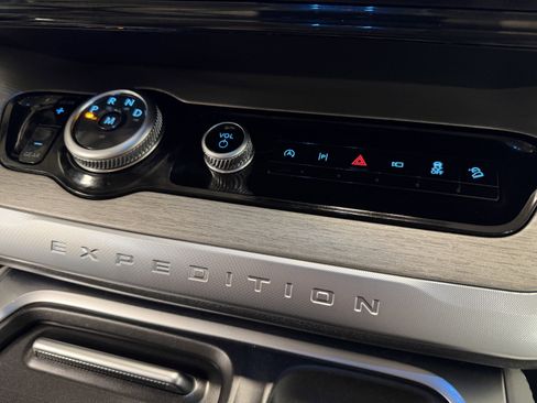 Used 2025 Ford Expedition Platinum image 13