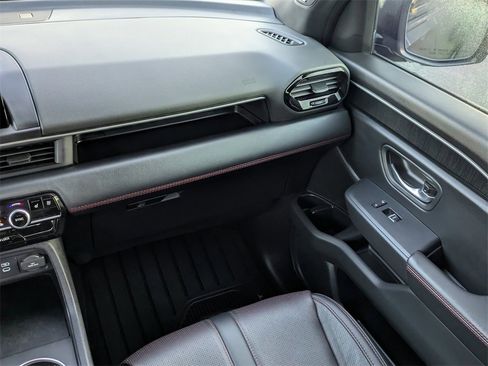 Used 2025 Honda Pilot Black Edition image 17