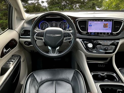 Used 2022 Chrysler Pacifica Limited image 8