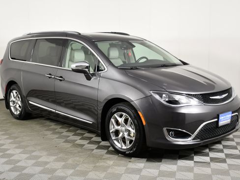 Used 2017 Chrysler Pacifica Limited FWD image 4