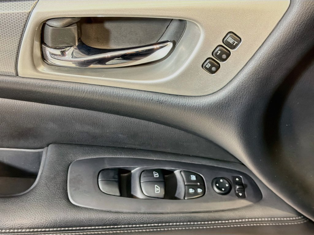 Used 2018 Nissan Pathfinder SL FWD image 16