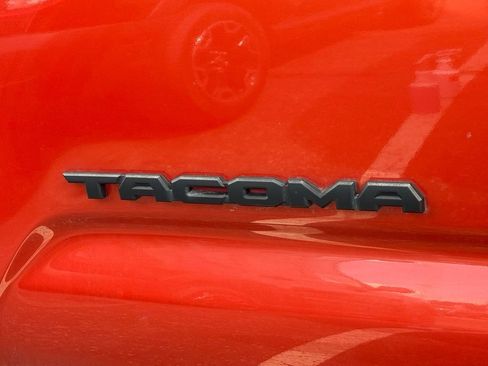 Used 2018 Toyota Tacoma TRD Sport w/ Technology Package AWD/4WD image 19