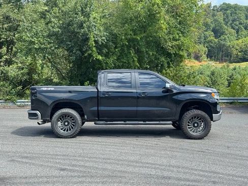 Used 2022 Chevrolet Silverado 1500 LT AWD/4WD image 23