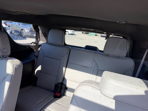 Used 2023 GMC Yukon SLT w/ SLT Premium Package image 9