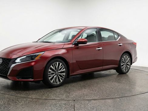 Used 2025 Nissan Altima 2.5 SV FWD image 3