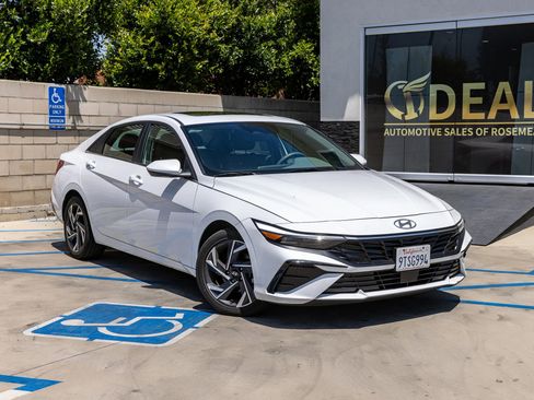 Used 2025 Hyundai Elantra SEL FWD image 2