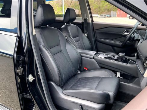 Used 2022 Nissan Rogue Platinum w/ Head-Up Display Package image 9