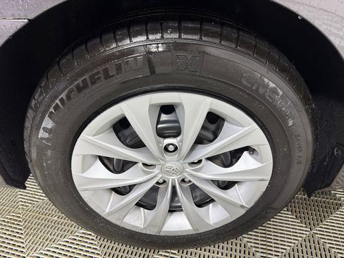 Used 2016 Toyota Camry LE image 17