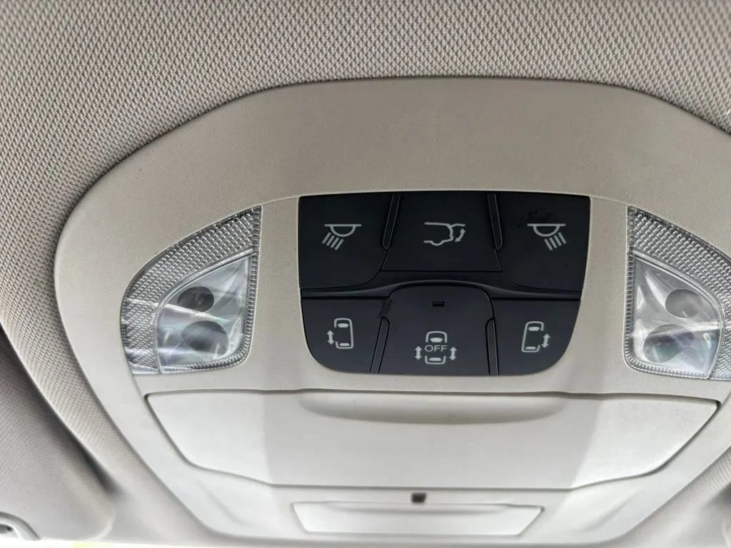 Used 2018 Chrysler Pacifica Touring-L FWD image 24