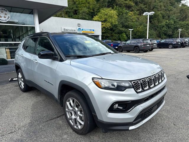 Used 2025 Jeep Compass Limited AWD/4WD image 2