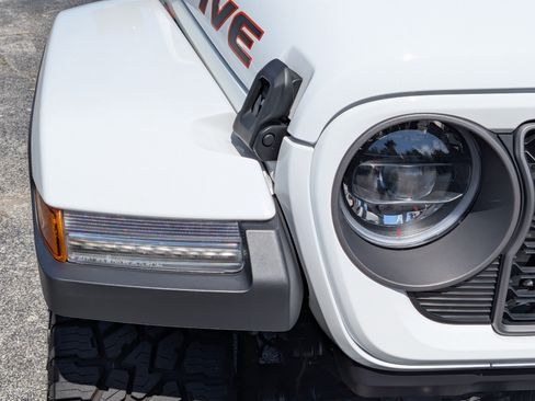Used 2025 Jeep Gladiator Mojave AWD/4WD image 10