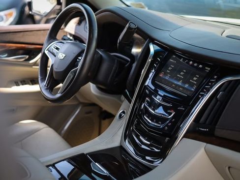 Used 2017 Cadillac Escalade Luxury AWD/4WD image 33
