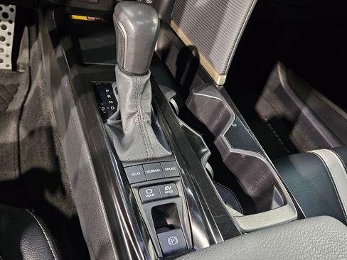 Used 2025 Toyota Camry SE image 32