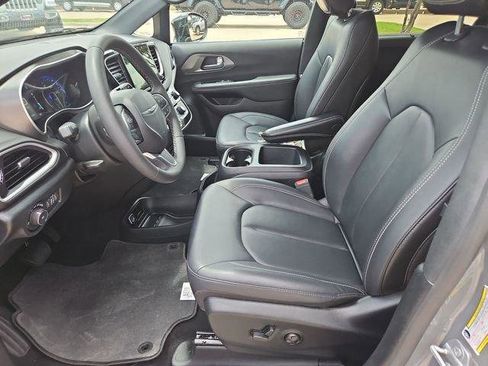 Used 2025 Chrysler Pacifica Select FWD image 18