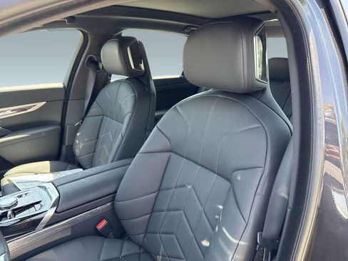 Used 2025 BMW i7 eDrive50 w/ Premium Package image 22