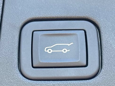 Used 2025 Cadillac XT4 Premium Luxury FWD image 18