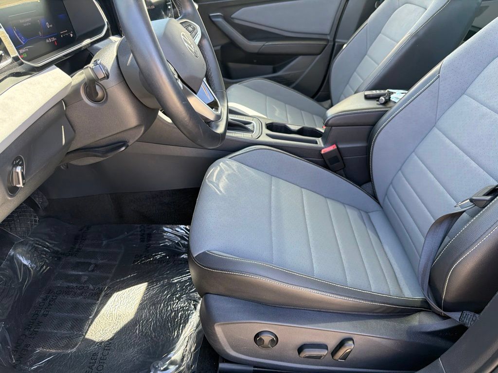 Used 2025 Volkswagen Jetta SE FWD image 25