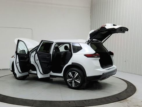 Used 2025 Nissan Rogue SL AWD/4WD image 13