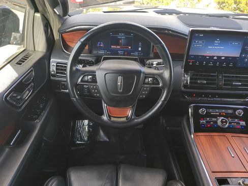 Used 2024 Lincoln Navigator Reserve image 16